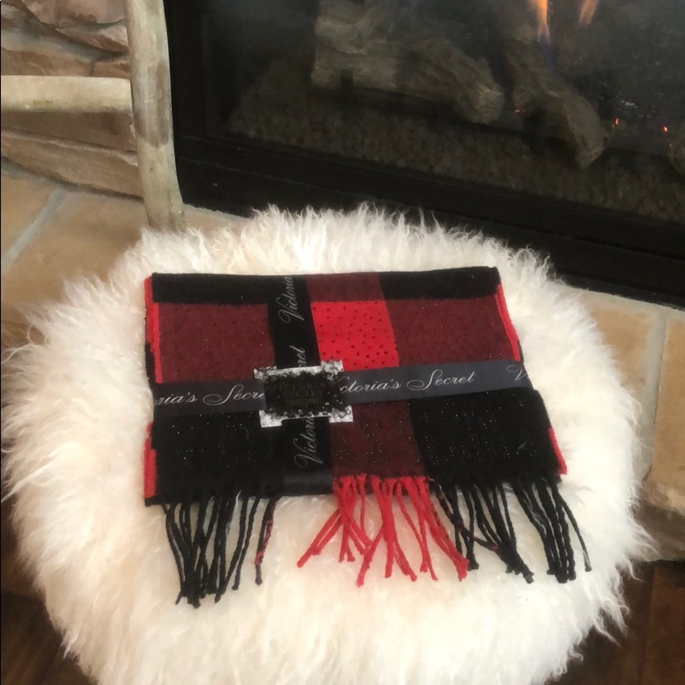 NWT Victoria’s Secret sparkle scarlet red and black buffalo check winter scarf - Picture 4 of 7